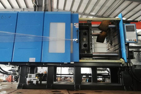 果筐注塑機廠家如何保證設(shè)備性能的一致性和穩(wěn)定性?